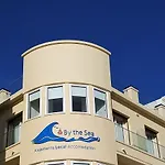 By The Sea - Bed & Breakfast Nazaré