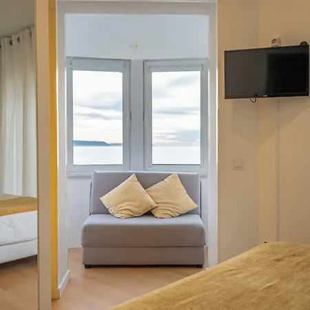 By The Sea - Couette-café